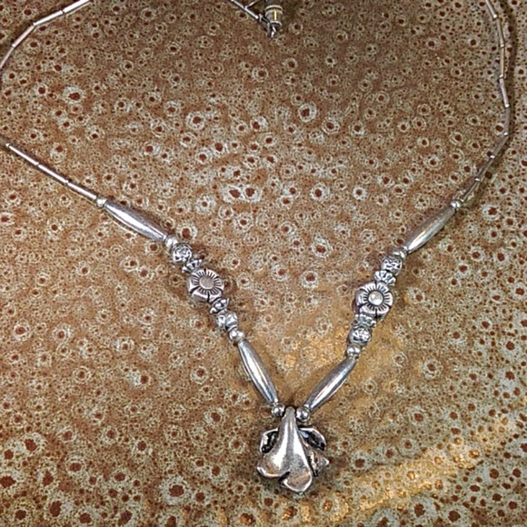 Flower Beaded Necklace Silvertone --21 - Picture 1 of 4